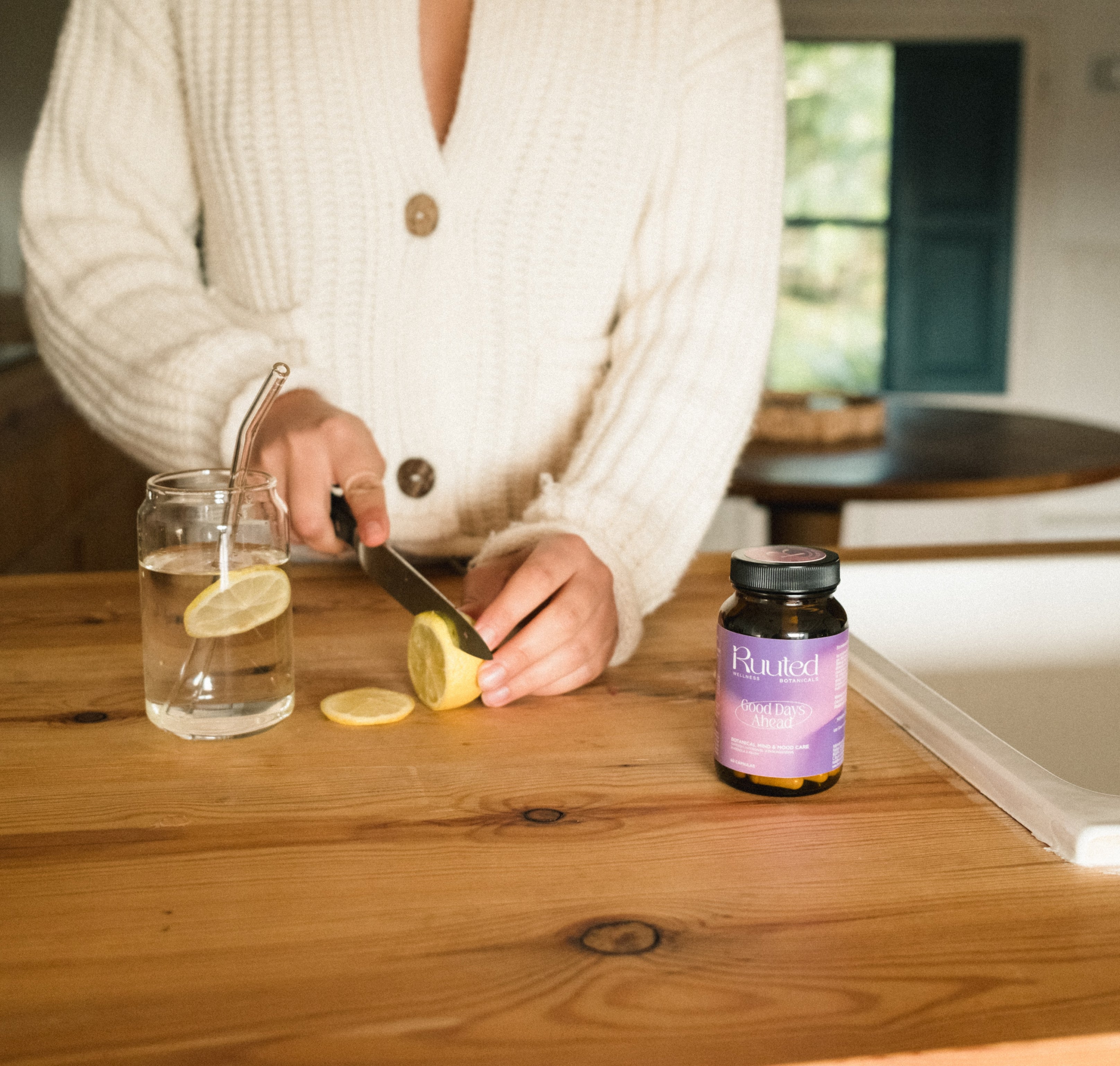 chica sin estrés pelando limones